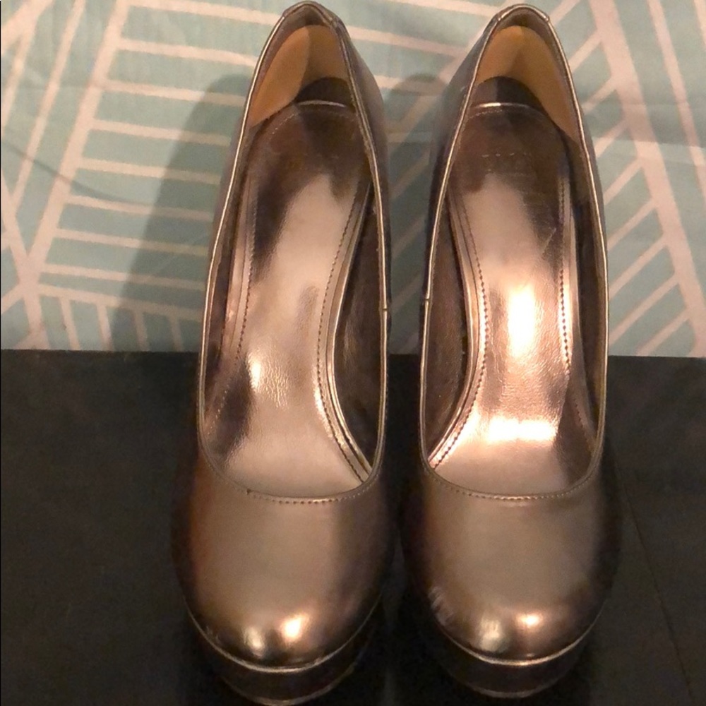 Elle metallic pumps
